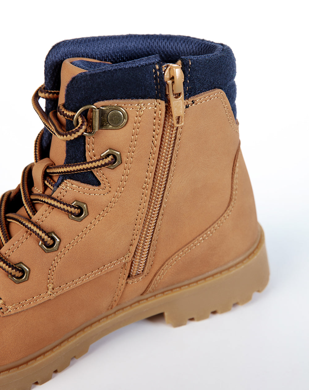 Bota tipo work boot café niño